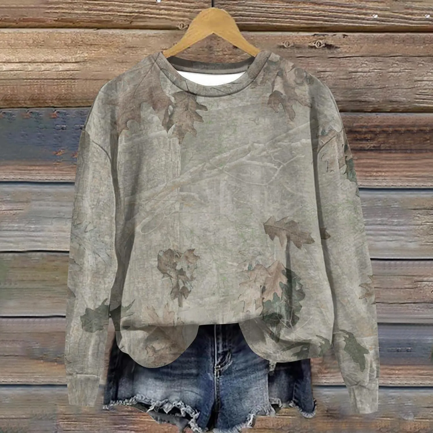 Camo Sweatshirts for Women Maplr Leaf Print Crewneck Sweatshirts Long Sleeve Oversized Pullover Fall Camo Sweater